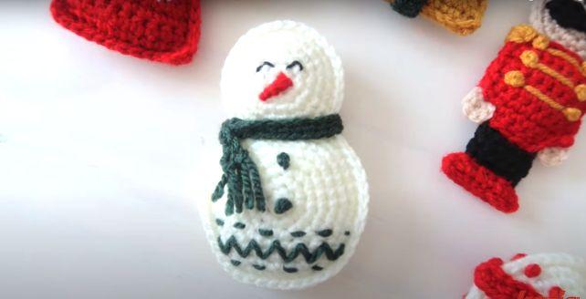 Si te apasionan las manualidades, eres amante del hilo, la aguja y el croché o ganchillo, te vas a enamorar de las ideas que te muestro en este tutorial. Son manualidades de decoraciones navideñas con las que podemos adornar nuestro árbol de Navidad, un centro de mesa o cualquier rincón de nuestra casa.