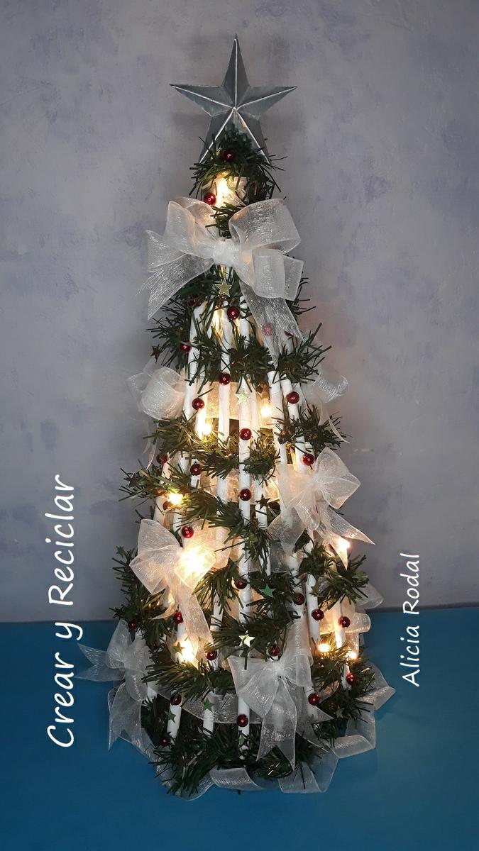 En este tutorial te enseño cómo hacer un mini árbol de Navidad con materiales reciclados. Diy