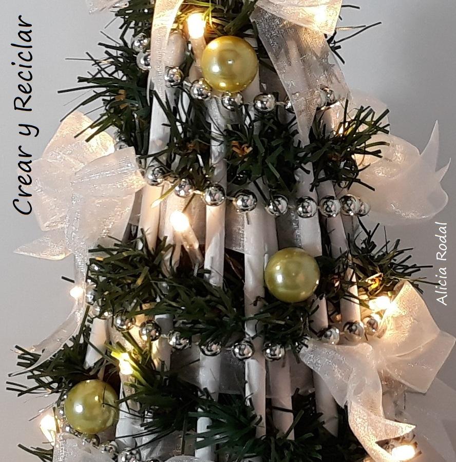 En este tutorial te enseño cómo hacer un mini árbol de Navidad con materiales reciclados. Diy