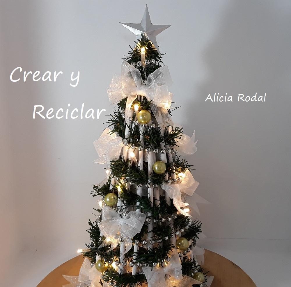 En este tutorial te enseño cómo hacer un mini árbol de Navidad con materiales reciclados. Diy