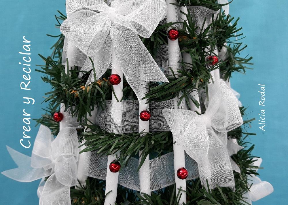 En este tutorial te enseño cómo hacer un mini árbol de Navidad con materiales reciclados. Diy