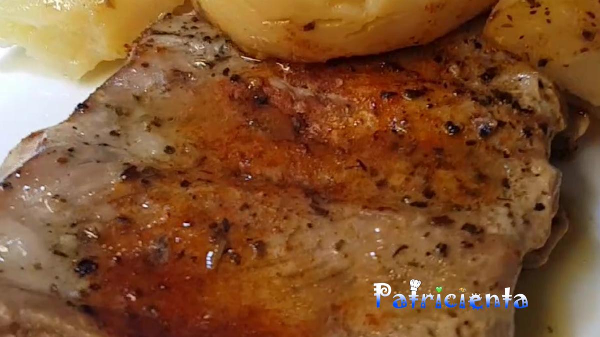 Costilla de cerdo asada en olla lenta con patatas