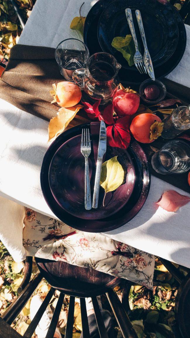 Detalles de una mesa de otoño