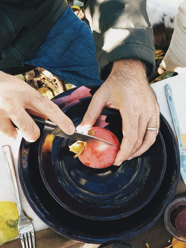 Abriendo un caqui recién recolectado