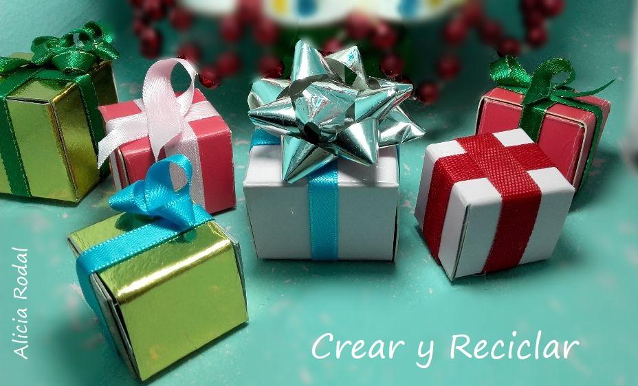 En este tutorial te mostraré 2 maneras distintas de hacer miniaturas de cajitas de regalos, como decoraciones navideñas o adornos de Navidad. Diy.