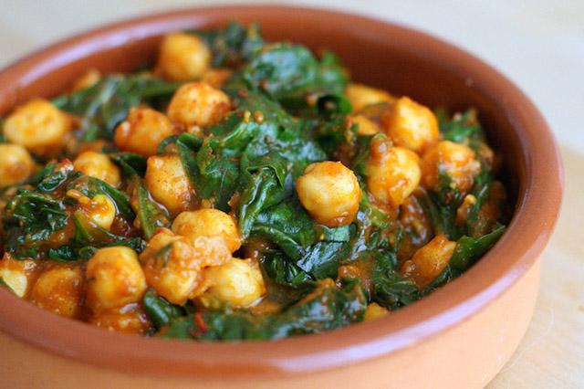 Recetas sanas para invierno. Garbanzos con espinacas