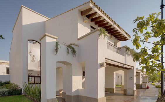 Casas blancas y modernas de dos pisos