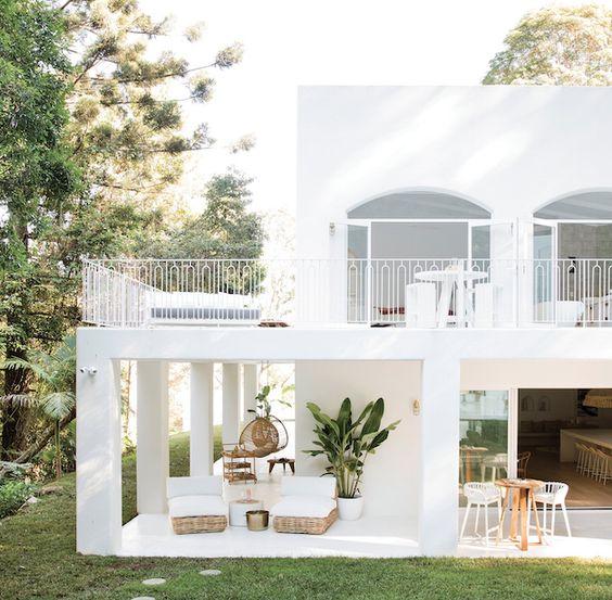 Casas blancas y modernas de dos pisos