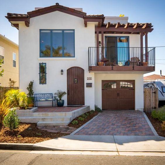 Casas rústicas de dos plantas con balcón