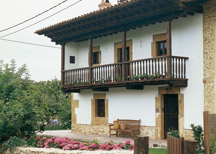 Casas rústicas de dos plantas con balcón