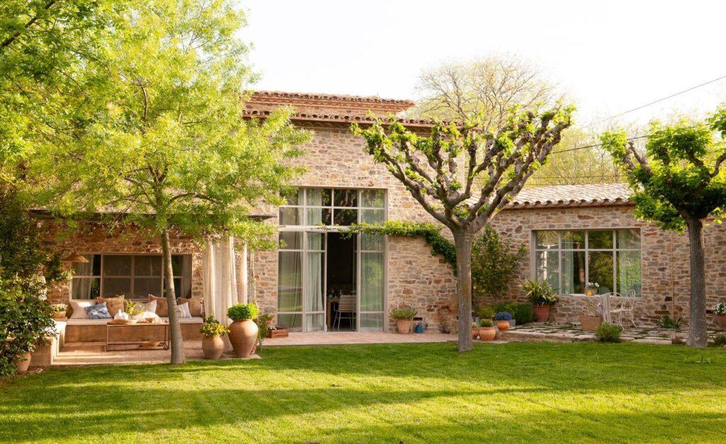 Modelos de casas rústicas de dos pisos con jardín