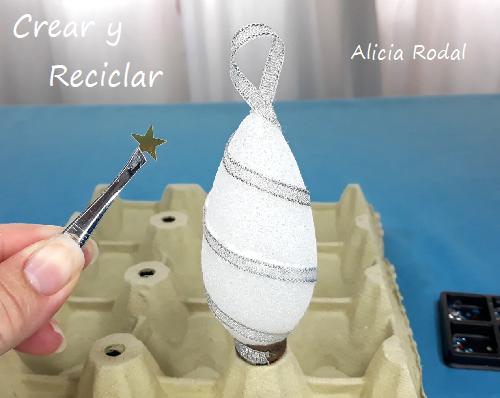 Decoraciones navideñas fáciles con bombillas o bombillos de luz fundidos o quemados. En este tutorial te muestro cómo reutilizar las bombillas viejas de tu casa o del trabajo, hacer 3 ideas de hermosos y divertidos adornos, figuras o guirnaldas decorativas para el árbol de Navidad o cualquier otra decoración navideña. Diy