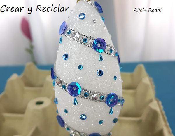 Decoraciones navideñas fáciles con bombillas o bombillos de luz fundidos o quemados. En este tutorial te muestro cómo reutilizar las bombillas viejas de tu casa o del trabajo, hacer 3 ideas de hermosos y divertidos adornos, figuras o guirnaldas decorativas para el árbol de Navidad o cualquier otra decoración navideña. Diy