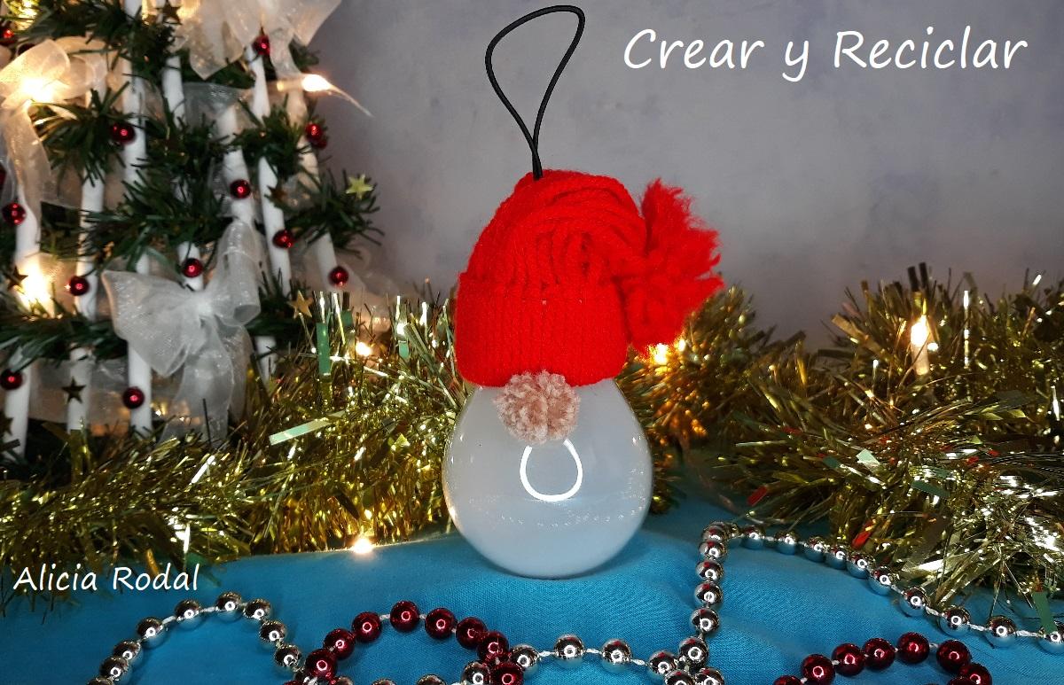 Decoraciones navideñas fáciles con bombillas o bombillos de luz fundidos o quemados. En este tutorial te muestro cómo reutilizar las bombillas viejas de tu casa o del trabajo, hacer 3 ideas de hermosos y divertidos adornos, figuras o guirnaldas decorativas para el árbol de Navidad o cualquier otra decoración navideña. Diy