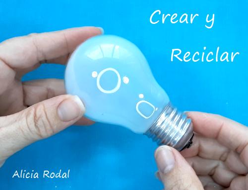 Decoraciones navideñas fáciles con bombillas o bombillos de luz fundidos o quemados. En este tutorial te muestro cómo reutilizar las bombillas viejas de tu casa o del trabajo, hacer 3 ideas de hermosos y divertidos adornos, figuras o guirnaldas decorativas para el árbol de Navidad o cualquier otra decoración navideña. Diy