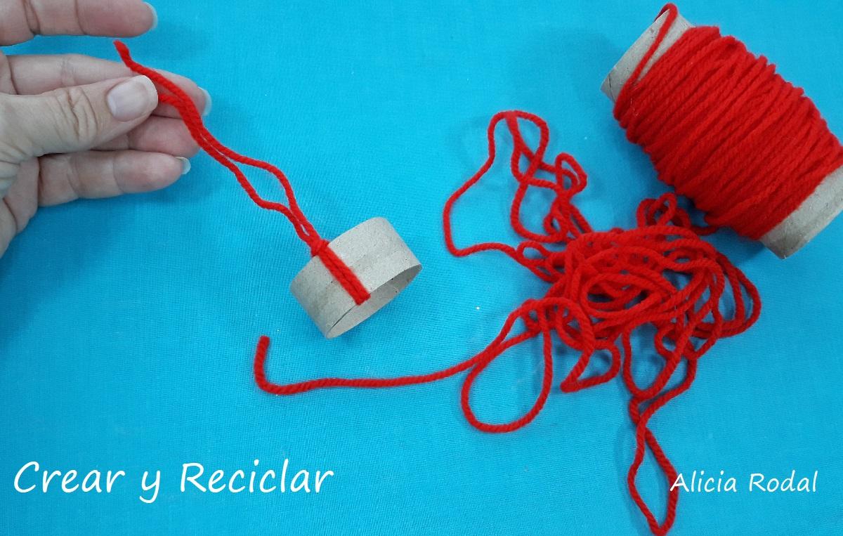 Decoraciones navideñas fáciles con bombillas o bombillos de luz fundidos o quemados. En este tutorial te muestro cómo reutilizar las bombillas viejas de tu casa o del trabajo, hacer 3 ideas de hermosos y divertidos adornos, figuras o guirnaldas decorativas para el árbol de Navidad o cualquier otra decoración navideña. Diy