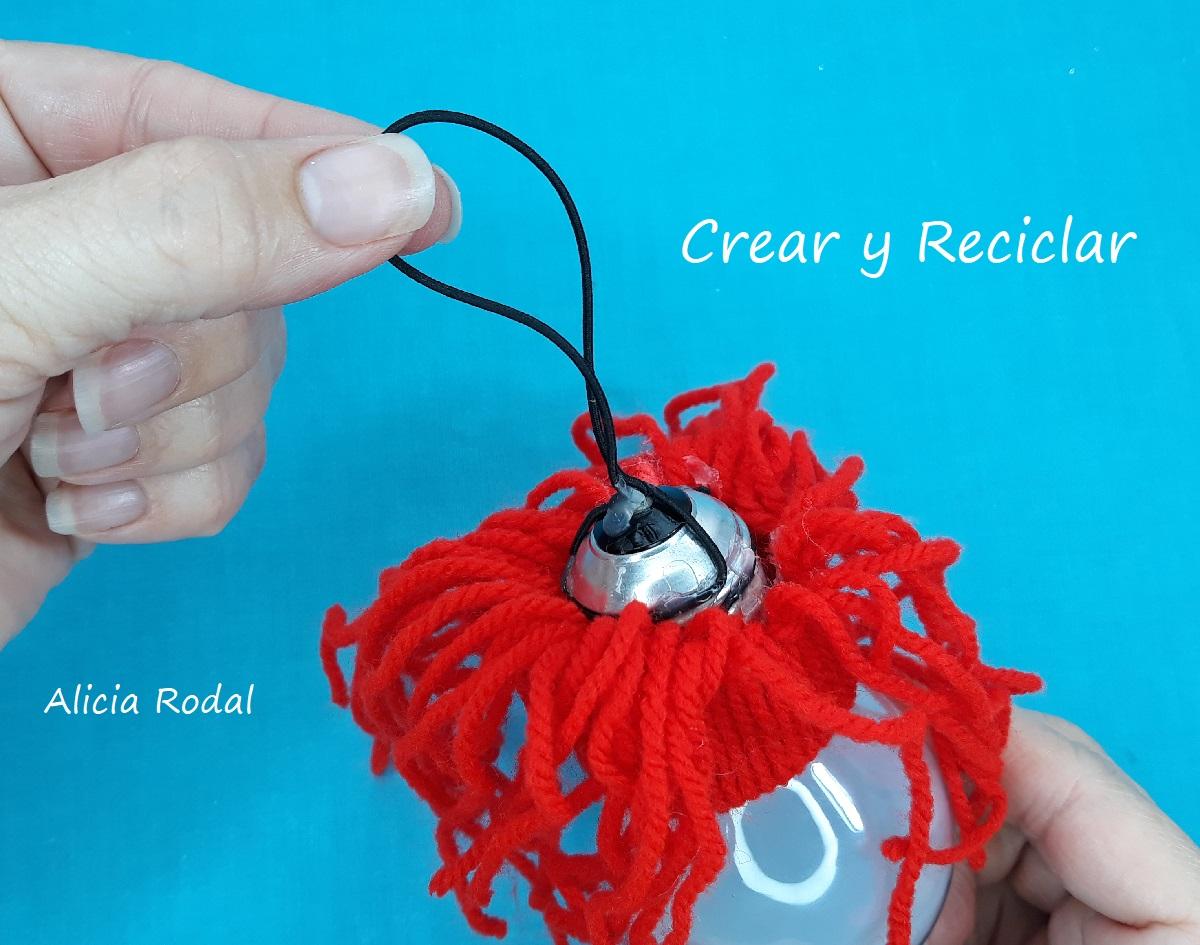 Decoraciones navideñas fáciles con bombillas o bombillos de luz fundidos o quemados. En este tutorial te muestro cómo reutilizar las bombillas viejas de tu casa o del trabajo, hacer 3 ideas de hermosos y divertidos adornos, figuras o guirnaldas decorativas para el árbol de Navidad o cualquier otra decoración navideña. Diy