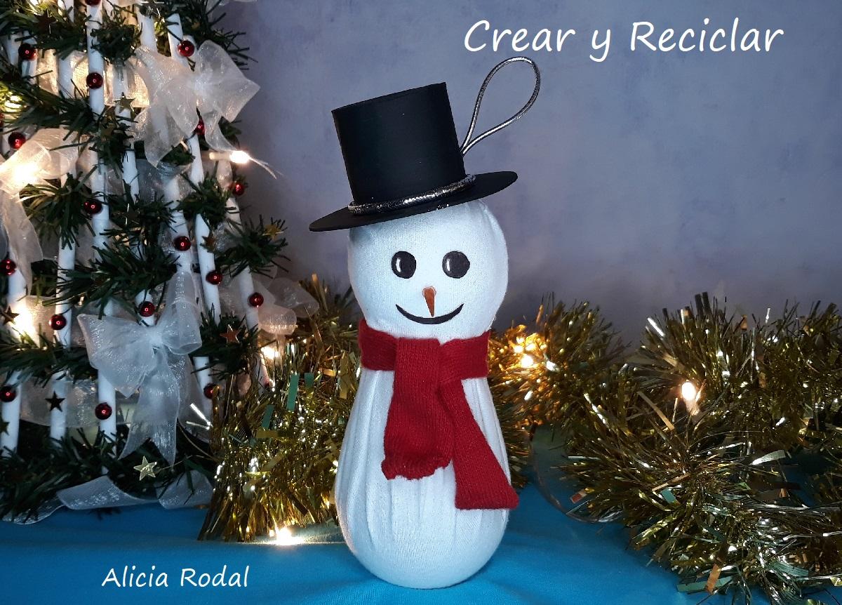 Decoraciones navideñas fáciles con bombillas o bombillos de luz fundidos o quemados. En este tutorial te muestro cómo reutilizar las bombillas viejas de tu casa o del trabajo, hacer 3 ideas de hermosos y divertidos adornos, figuras o guirnaldas decorativas para el árbol de Navidad o cualquier otra decoración navideña. Diy