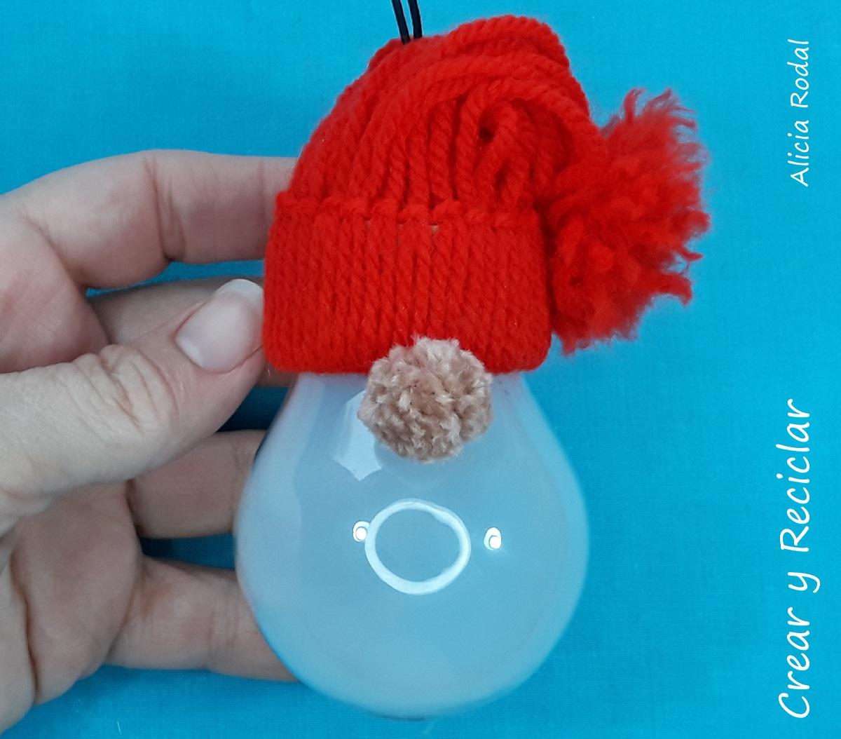 Decoraciones navideñas fáciles con bombillas o bombillos de luz fundidos o quemados. En este tutorial te muestro cómo reutilizar las bombillas viejas de tu casa o del trabajo, hacer 3 ideas de hermosos y divertidos adornos, figuras o guirnaldas decorativas para el árbol de Navidad o cualquier otra decoración navideña. Diy