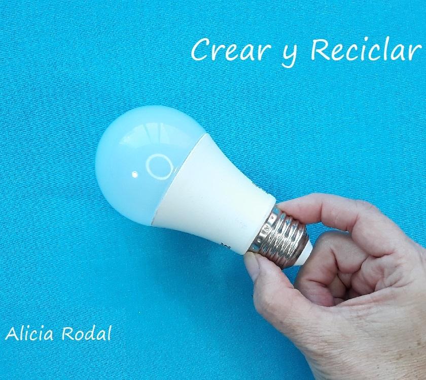 Decoraciones navideñas fáciles con bombillas o bombillos de luz fundidos o quemados. En este tutorial te muestro cómo reutilizar las bombillas viejas de tu casa o del trabajo, hacer 3 ideas de hermosos y divertidos adornos, figuras o guirnaldas decorativas para el árbol de Navidad o cualquier otra decoración navideña. Diy