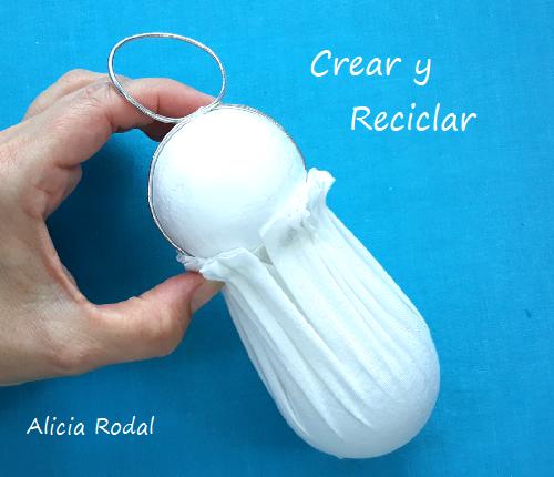 Decoraciones navideñas fáciles con bombillas o bombillos de luz fundidos o quemados. En este tutorial te muestro cómo reutilizar las bombillas viejas de tu casa o del trabajo, hacer 3 ideas de hermosos y divertidos adornos, figuras o guirnaldas decorativas para el árbol de Navidad o cualquier otra decoración navideña. Diy