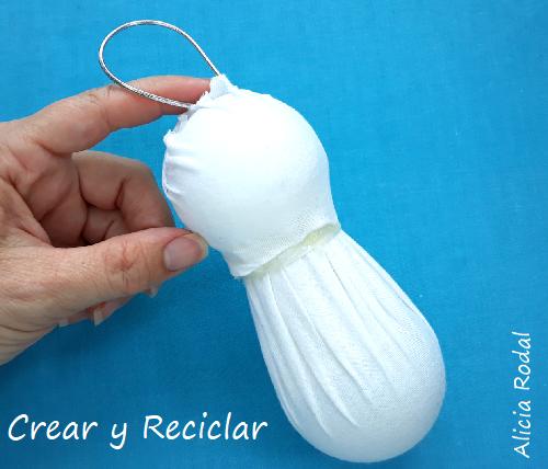 Decoraciones navideñas fáciles con bombillas o bombillos de luz fundidos o quemados. En este tutorial te muestro cómo reutilizar las bombillas viejas de tu casa o del trabajo, hacer 3 ideas de hermosos y divertidos adornos, figuras o guirnaldas decorativas para el árbol de Navidad o cualquier otra decoración navideña. Diy