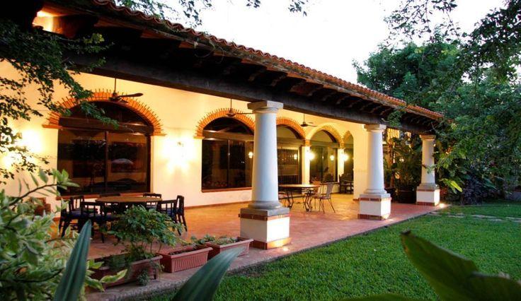 Casa estilo hacienda moderna