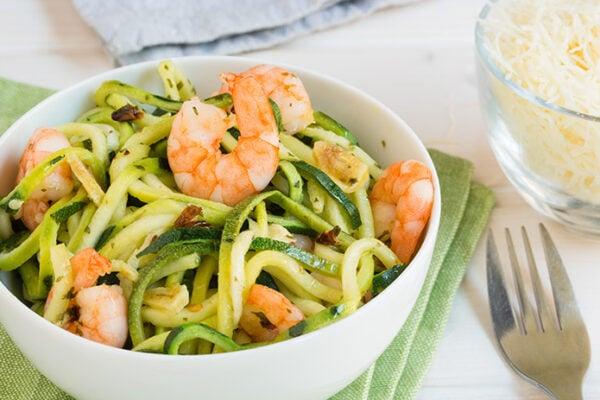 tiras de calabacin con gambas