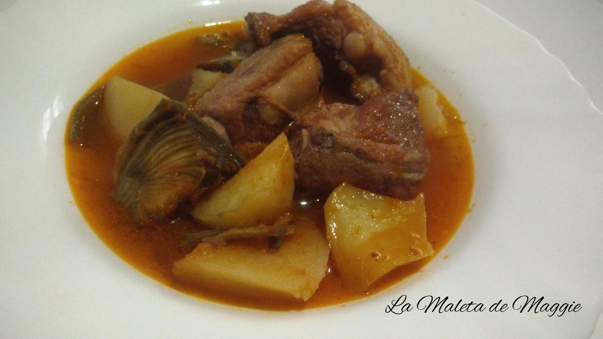 Guiso de patatas, alcachofas y costillas de cerdo al vino tinto