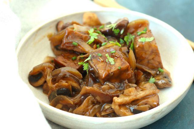 Tempeh salteado con champiñones. Recetas con tempeh