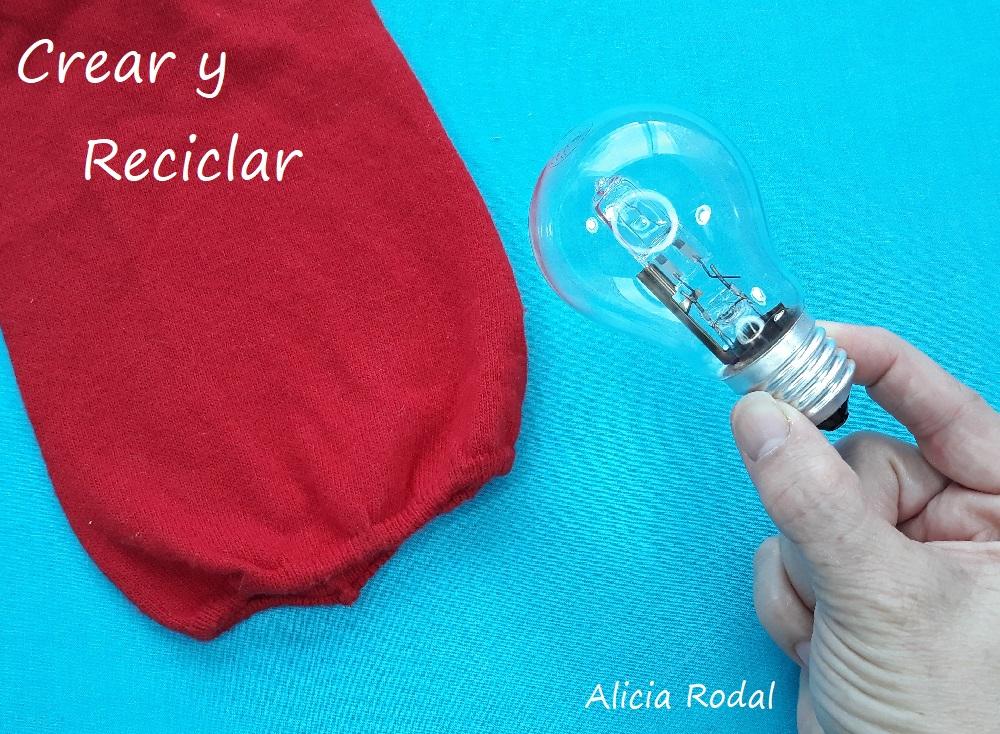 Decoraciones navideñas fáciles con bombillas o bombillos de luz fundidos o quemados, para hacer 3 ideas de adornos, figuras o guirnaldas decorativas para el árbol de Navidad o cualquier otra decoración navideña. Diy