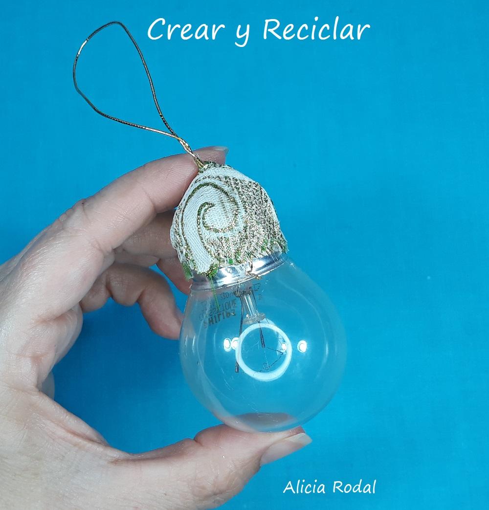 Decoraciones navideñas fáciles con bombillas o bombillos de luz fundidos o quemados, para hacer 3 ideas de adornos, figuras o guirnaldas decorativas para el árbol de Navidad o cualquier otra decoración navideña. Diy