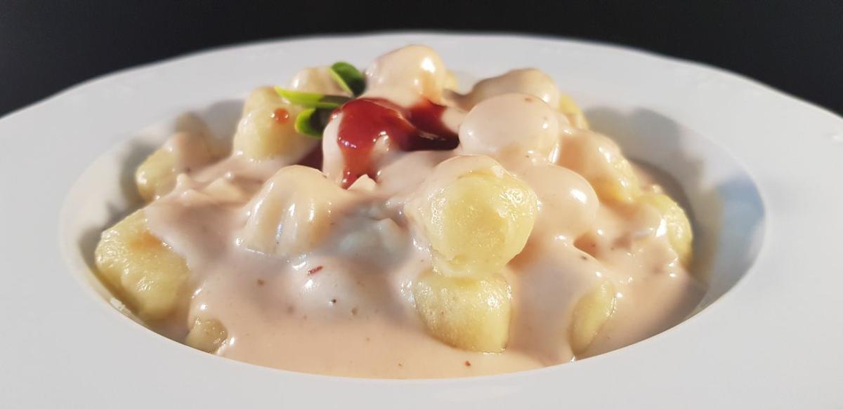 Ñoquis con queso de cabra y salsa de bacon