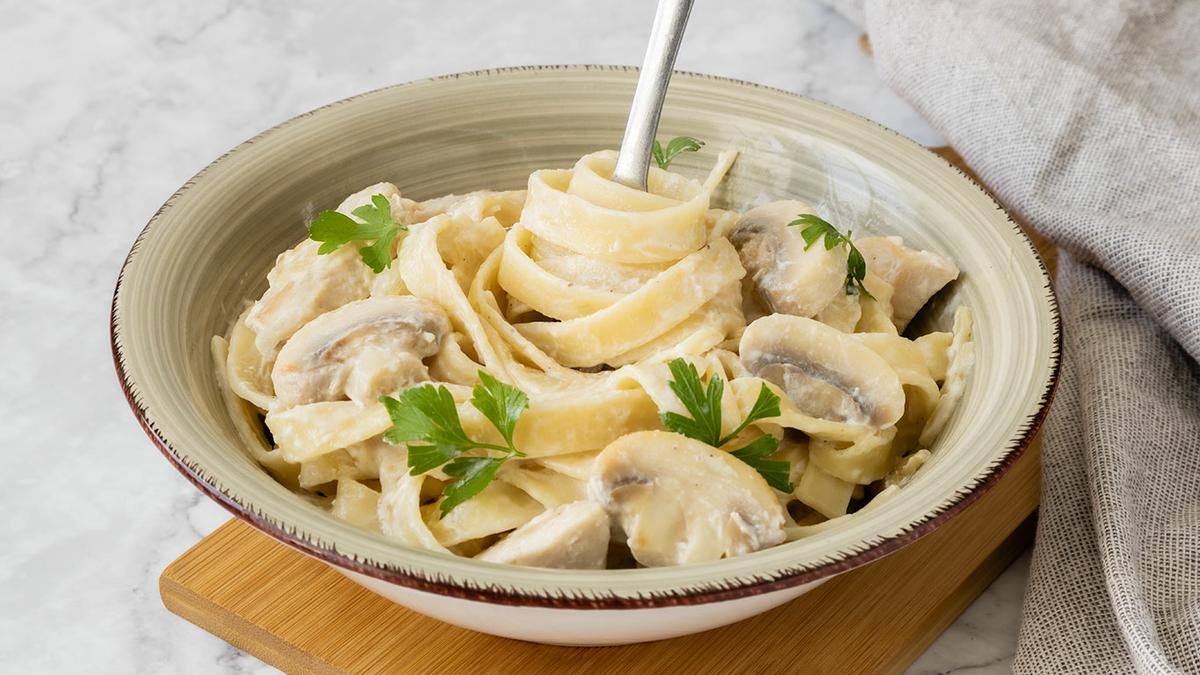 Tallarines en salsa Alfredo con pollo