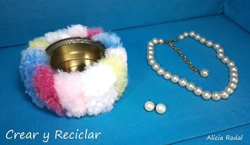 Qué hacer con los restos de los hilos de las lanas que nos sobran. En este tutorial te enseño más de 6 ideas para vender, para regalar o para ti. Diy Manualidades e ideas de reciclaje creativo.