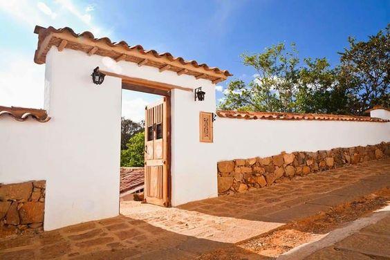 Fachadas de bardas de casas coloniales