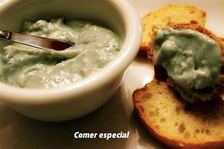 Deliciosa crema de queso roquefort, aperitivos fáciles