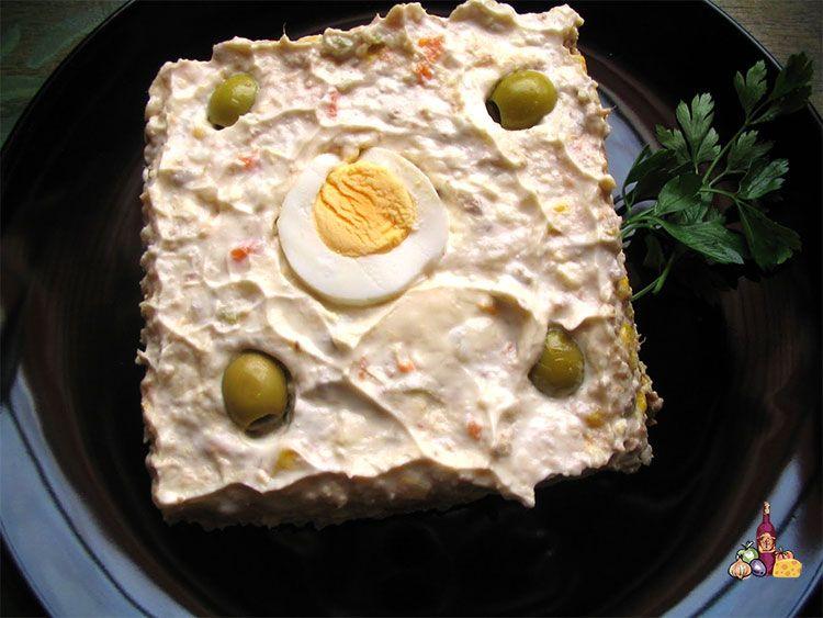 Ensaladilla rusa casera con mayonesa sin lactosa, aperitivos fáciles
