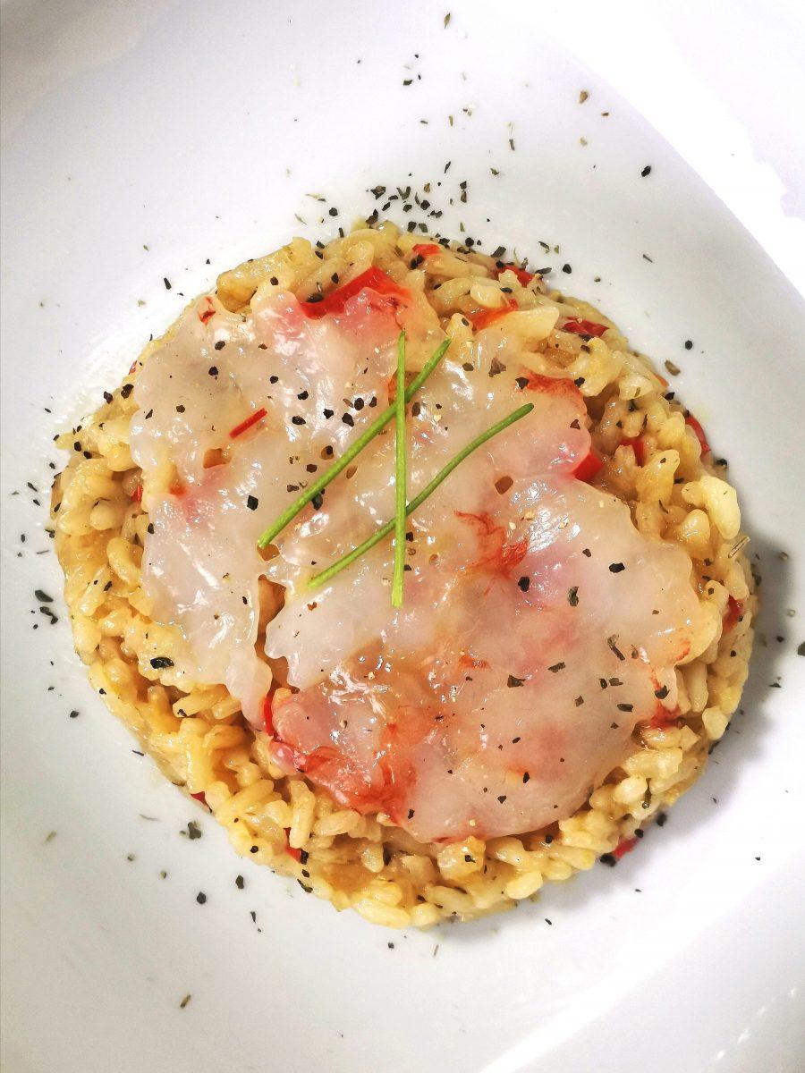 Risotto con carpaccio de gambas vista cenital