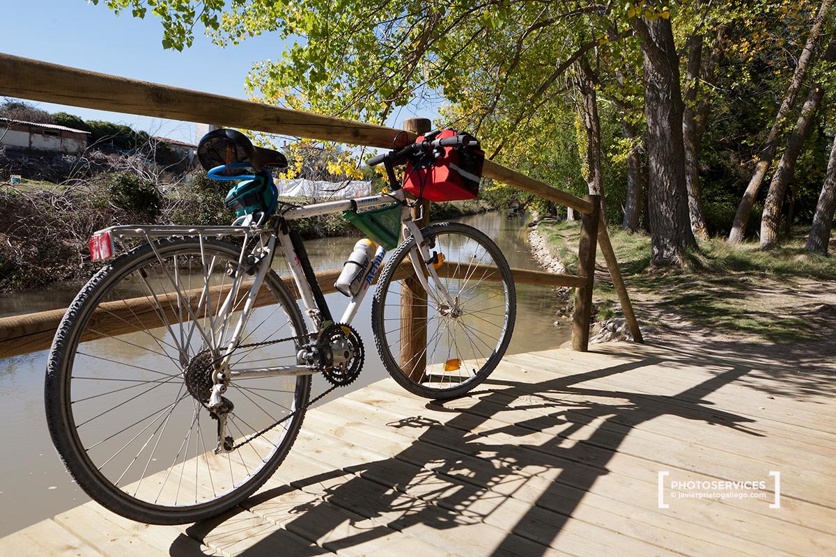 Pasarela en Sardón de Duero sobre el acueducto del Molino, construcción realizada en el kilómetro 7,94 del ramal principal para resolver el cruce del canal con el arroyo Valimón. Se trata de una alcantarilla-acueducto de fábrica de piedra.Canal del Duero. Valladolid. Castilla y León. España. © Javier Prieto Gallego