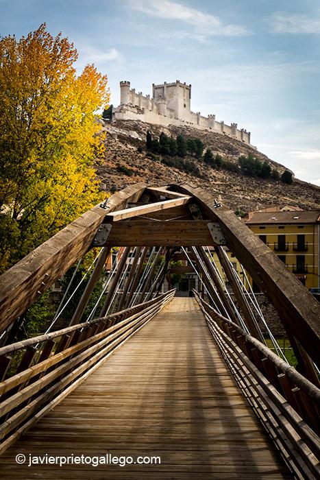 Pasarela sobre el río Duratón a los pies del castillo de Peñafiel en el inicio del paseo hasta Pesquera de Duero. Milla de Oro. Ribera del Duero. Valladolid. Castilla y León. España © Javier Prieto Gallego; 