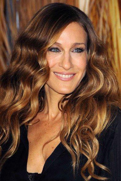 Sarah Jessica Parker - efecto rejuvenecedor con mechas balayage en cabello oscuro - EDER Zentroa, tu centro de belleza integral en Donostia - San Sebastián