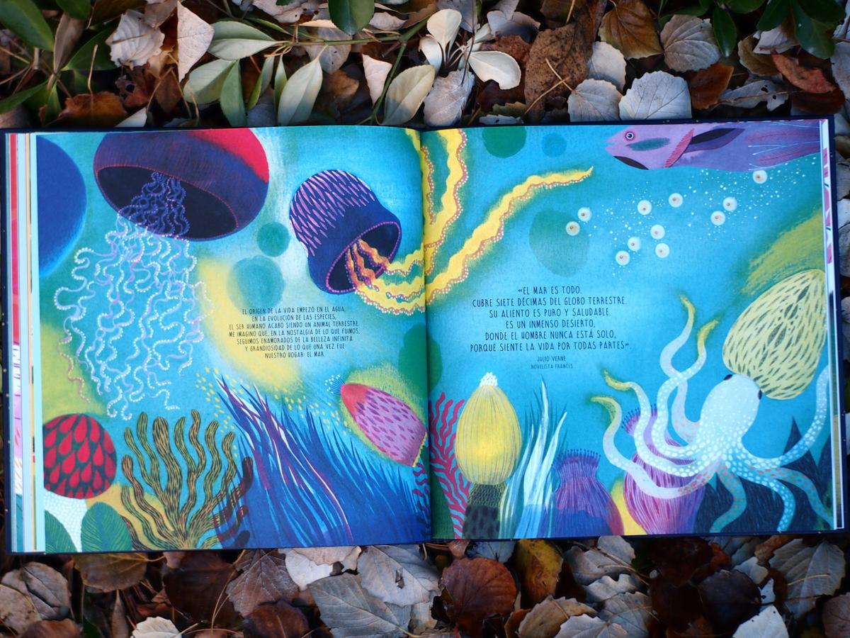 Foto del libro Infinito de Editorial Zahori books en la que se ven animales del mar