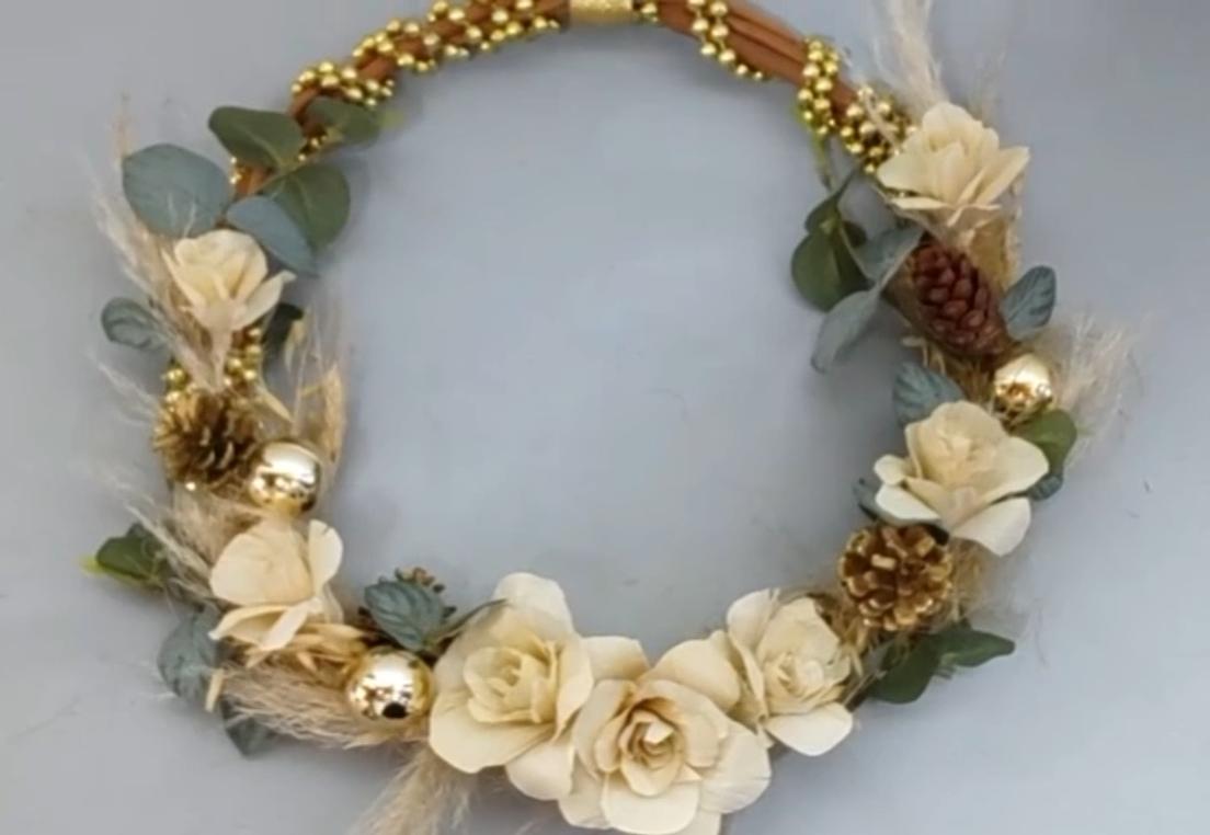 Estas son las top mejores ideas para hacer una Corona de adviento para decorar tu casa estas Navidades. En esta publicación te muestro un recopilatorio con más de 30 ideas, para hacer Coronas de Navidad con materiales reciclados y otros detalles decorativos, con distintas técnicas, para todos los gustos.