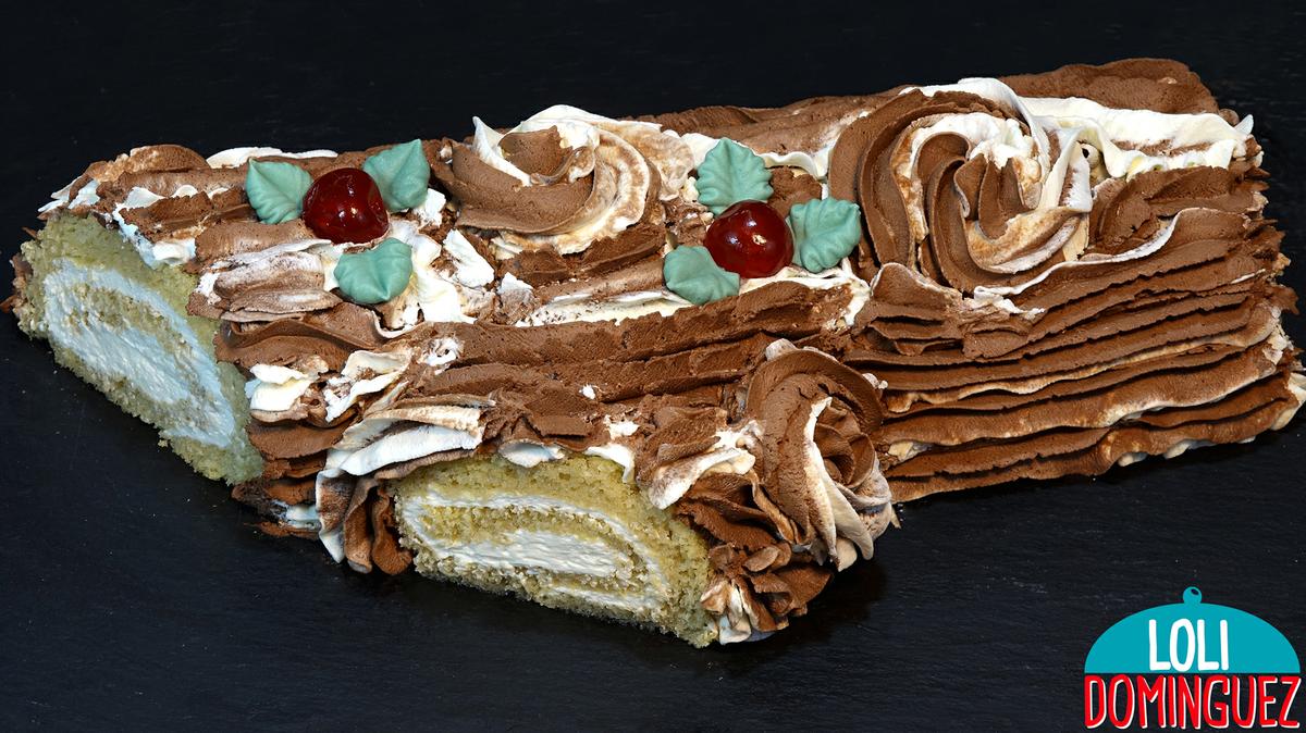 TRONCO DE NAVIDAD FÁCIL, CON UNA DECORACIÓN ORIGINAL Y MUY RÁPIDA. ¡Dejar sitio para el postre porque esta riquísimo! De sabores fáciles de identificar que gustara a grandes y pequeños, un bizcocho esponjoso y muy jugoso, relleno de nata montada (crema de leche) esponjosa y dulce y con una cubierta de nata (crema de leche) y trufa fácil que lo hace delicioso y totalmente irresistible