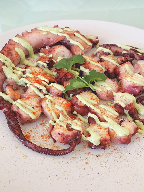 Pulpo con mayonesa verde - Primer plano