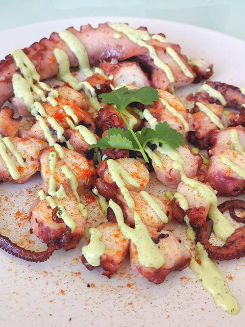 Pulpo con mayonesa verde - Plano contrapicado