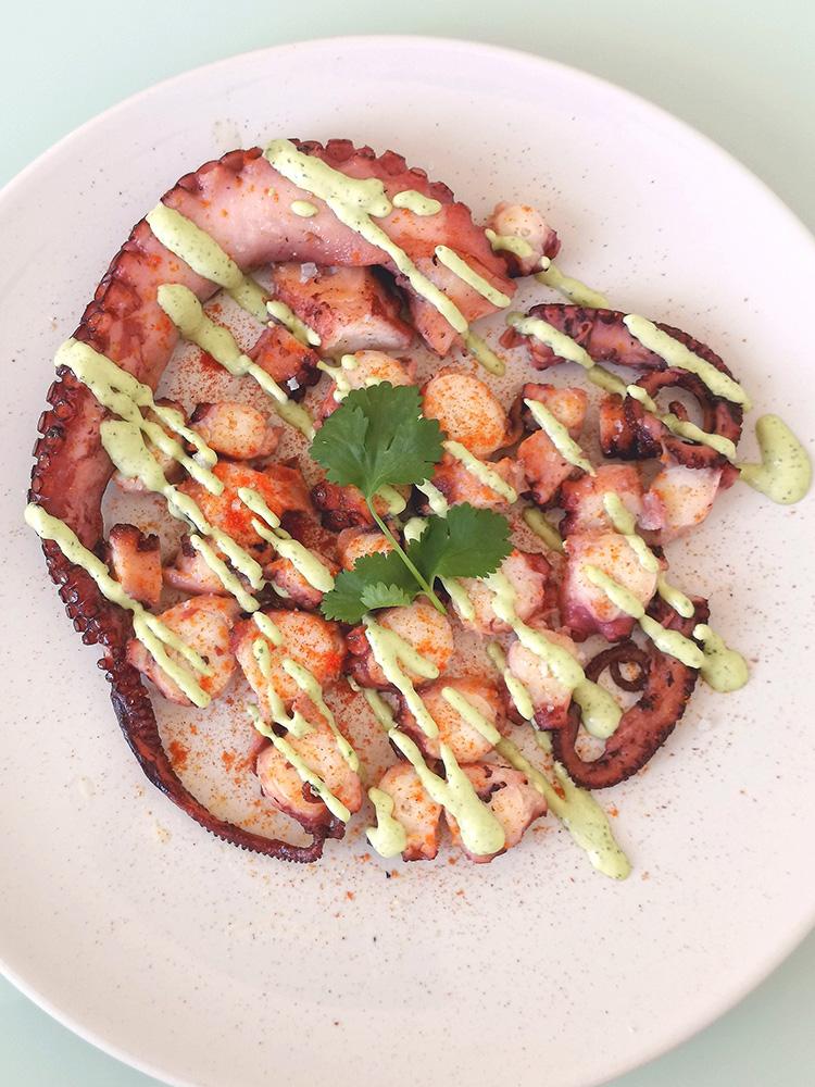 Pulpo con mayonesa verde