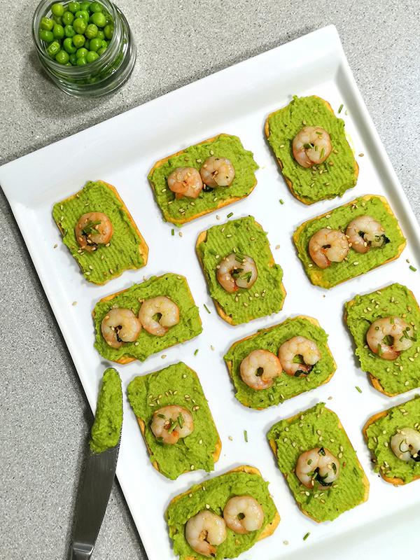 Bocados de hummus de guisantes y gambas al ajillo - plano cenital