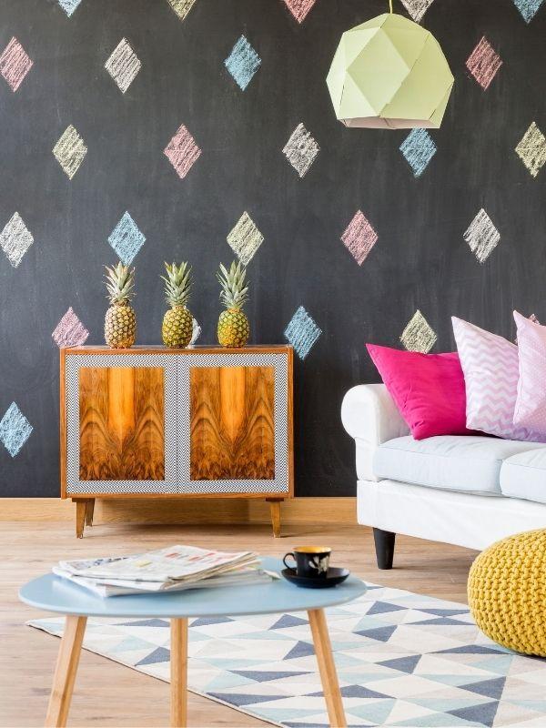 Renovar el salón conservando los muebles, haciéndoles pequeños cambios como estos. 
